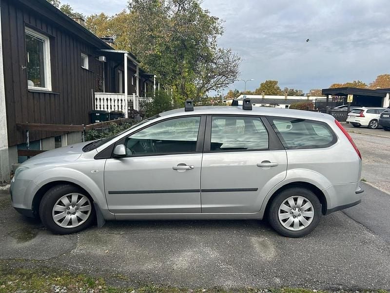 Grå Begagnad 2007 Ford Focus Kombi | 8 500 kr (Superpris) - Bild 1/4