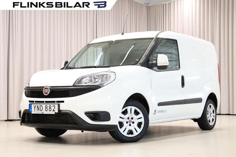 Vit Begagnad 2018 Fiat Doblò Minibuss | 99 900 kr (Marknadspris) - Bild 1/4