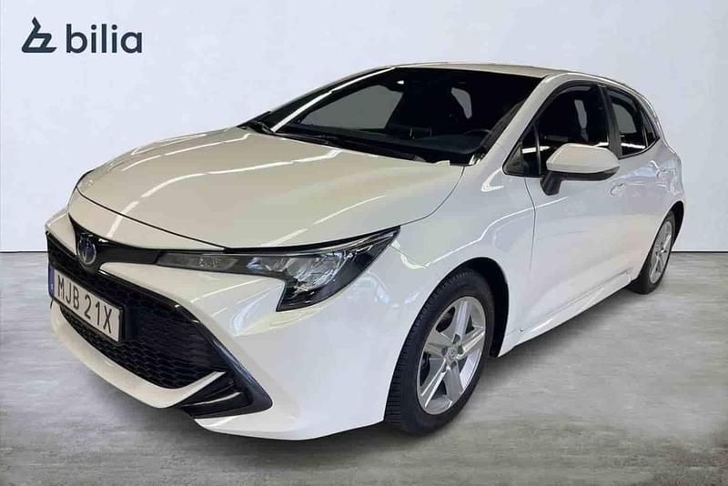 Vit Begagnad 2022 Toyota Corolla Hybrid Active Halvkombi | 239 900 kr (Marknadspris) - Bild 1/1