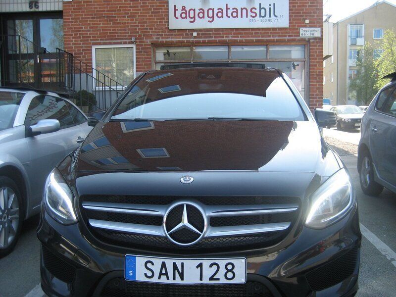 Svart (blanksvart solid) Begagnad 2018 Mercedes B180 AMG Minibuss | 174 900 kr (Marknadspris) - Bild 1/4