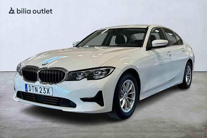 Vit Begagnad 2020 BMW 318 Sedan | 209 900 kr - Bild 1/1