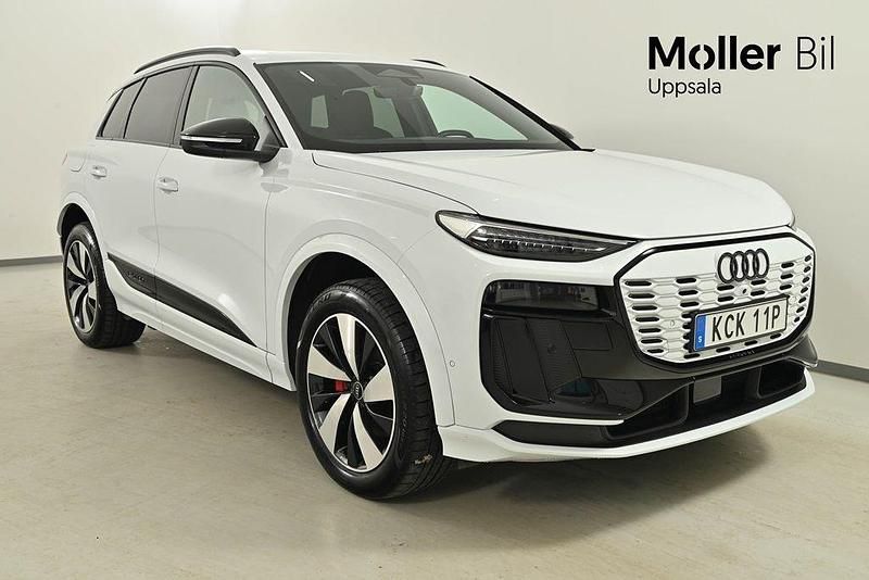 Vit (glaciärvit metallic) Begagnad 2024 Audi Q6 e-tron S-Line SUV | 849 900 kr (Dyr) - Bild 1/4
