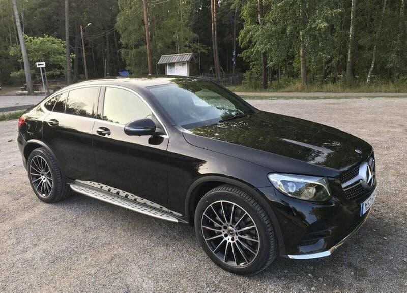 Svart Begagnad 2019 Mercedes GLC250 AMG Sportkupé | 399 000 kr (Marknadspris) - Bild 1/4