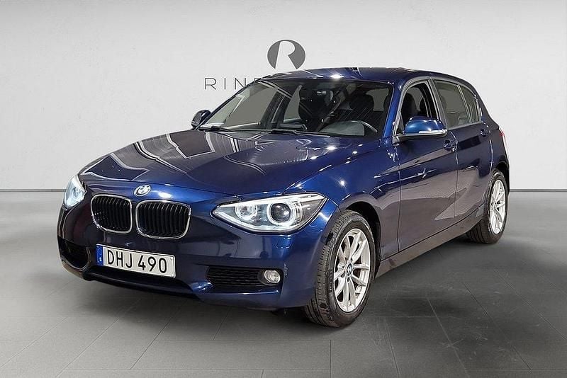 Blå Begagnad 2014 BMW 118 Halvkombi | 139 900 kr (Bra pris) - Bild 1/3