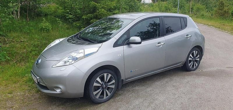 Silver Begagnad 2017 Nissan Leaf Tekna Halvkombi | 99 000 kr (Bra pris) - Bild 1/4