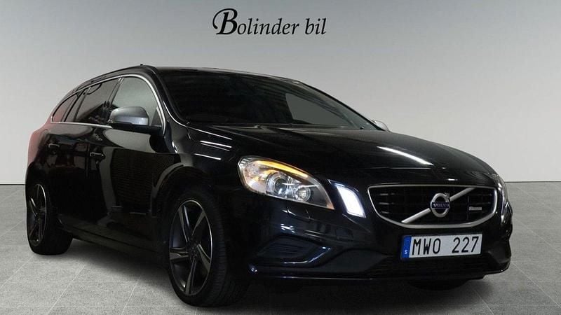 Svart Begagnad 2012 Volvo V60 R-Design Kombi | 128 900 kr (Marknadspris) - Bild 1/4