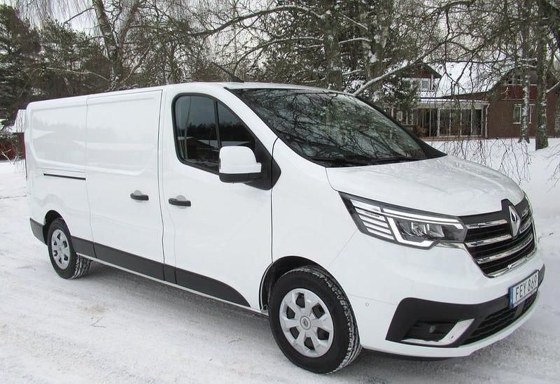 Vit Begagnad 2022 Renault Trafic Minibuss | 315 000 kr - Bild 1/4