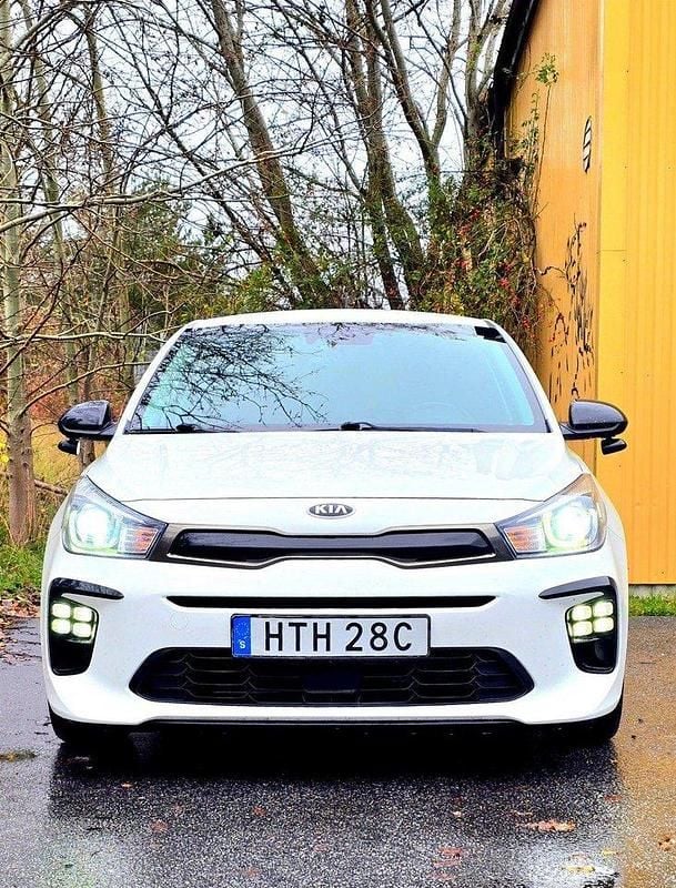 Vit Begagnad 2020 Kia Rio GT-Line Halvkombi | 159 000 kr (Lite dyr) - Bild 1/4