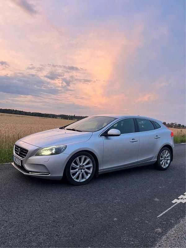 Silver Begagnad 2015 Volvo V40 Momentum Kombi | 120 000 kr (Marknadspris) - Bild 1/4