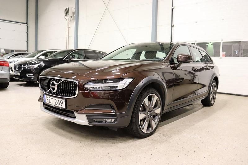 Mörkbrun Begagnad 2017 Volvo V90 CC Inscription Kombi | 328 900 kr (Marknadspris) - Bild 1/4
