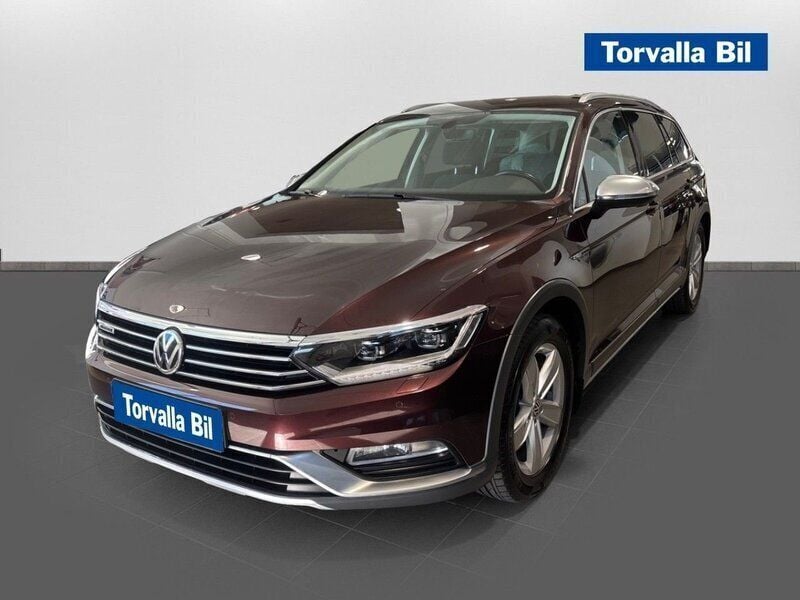 Mörkröd Begagnad 2017 VW Passat Alltrack Kombi | 209 000 kr (Bra pris) - Bild 1/4