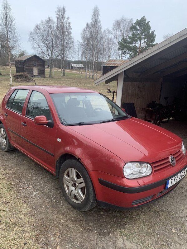 Röd Begagnad 2003 VW Golf IV Halvkombi | 7 000 kr (Superpris) - Bild 1/4