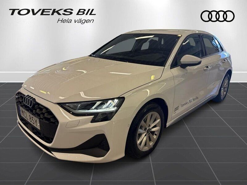 Vit (arkonavit) Begagnad 2025 Audi A3 Sportback Proline Halvkombi | 289 000 kr (Lite dyr) - Bild 1/4