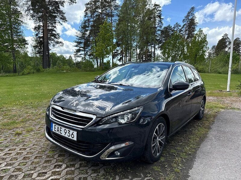 Mörkgrå (grå) Begagnad 2016 Peugeot 308 Allure Kombi | 99 900 kr (Marknadspris) - Bild 1/4