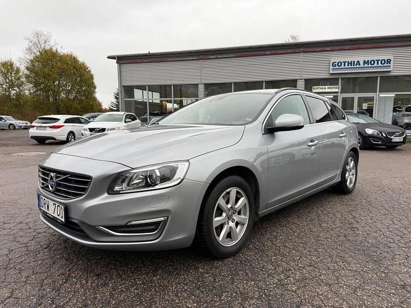 Silver Begagnad 2014 Volvo V60 Momentum Kombi | 129 900 kr (Bra pris) - Bild 1/4