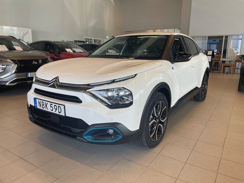 Vit Begagnad 2022 Citroën e-C4 Shine Halvkombi | 248 000 kr (Marknadspris) - Bild 1/4