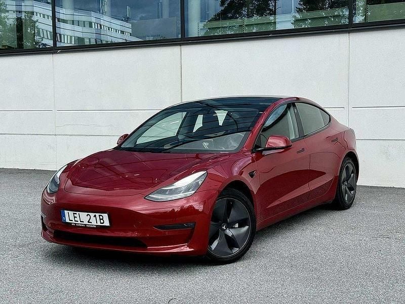 Röd Begagnad 2019 Tesla Model 3 Long Range AWD Sedan | 209 900 kr (Marknadspris) - Bild 1/4