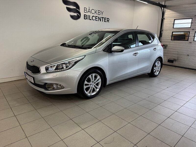 Grå Begagnad 2015 Kia Ceed Comfort Halvkombi | 99 800 kr (Marknadspris) - Bild 1/4