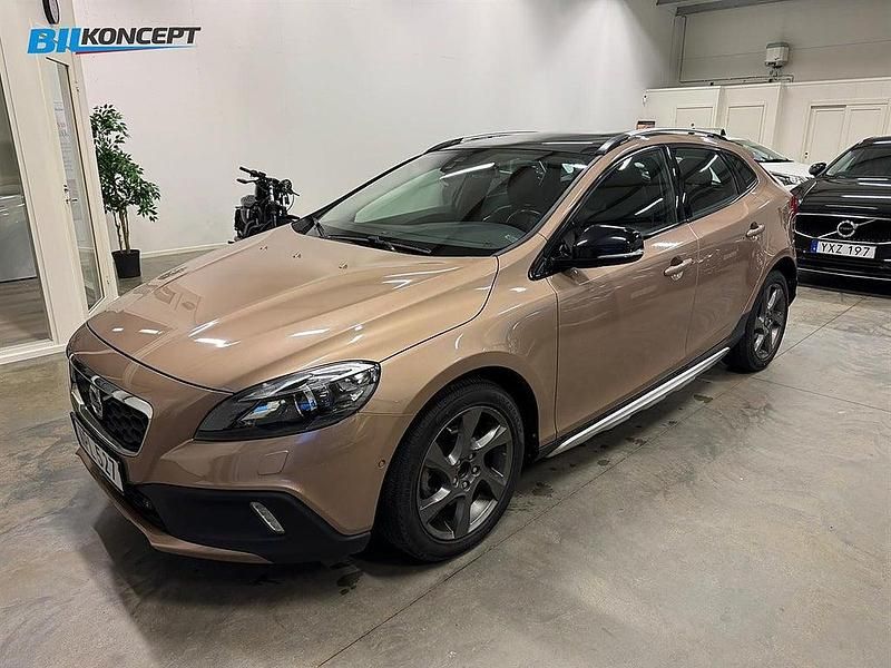 Brun Begagnad 2014 Volvo V40 Summum Halvkombi | 129 900 kr (Lite dyr) - Bild 1/4