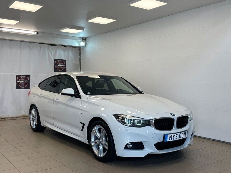 Vit Begagnad 2019 BMW 320 Gran Turismo M Sport Halvkombi | 184 900 kr (Bra pris) - Bild 1/4
