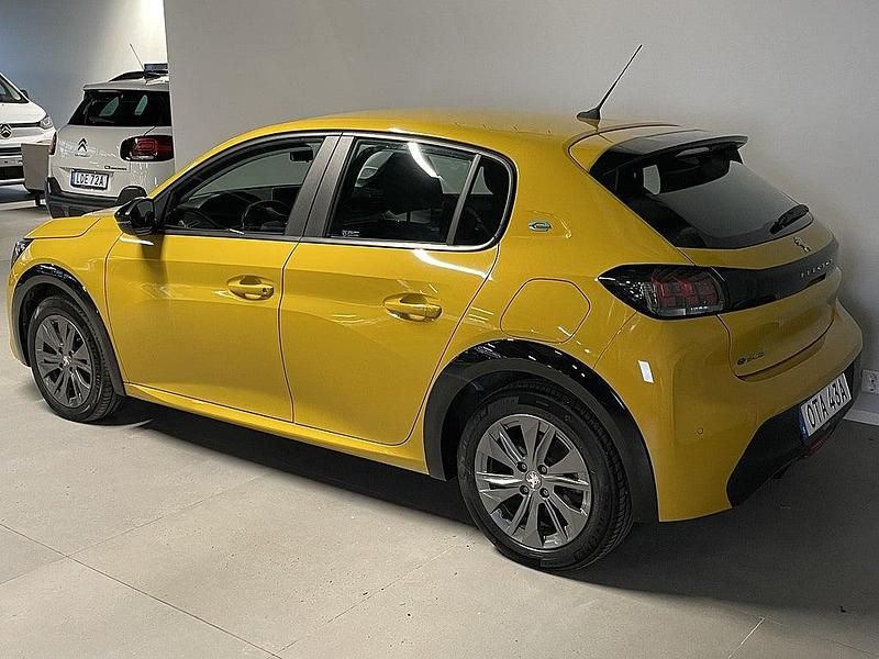 Begagnad Peugeot e-208 Active 100 kW (136 HK) 2022 Gul Halvkombi