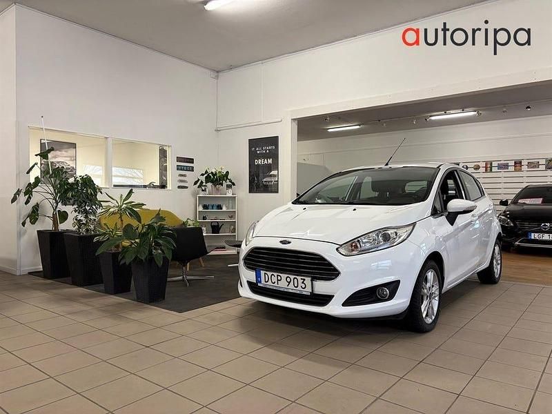 Vit Begagnad 2017 Ford Fiesta Titanium Halvkombi | 79 900 kr (Marknadspris) - Bild 1/4