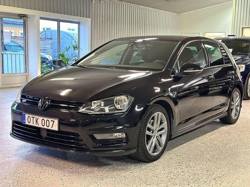 Svart Begagnad 2014 VW Golf VII R-line Halvkombi | 147 900 kr (Lite dyr) - Bild 1/4
