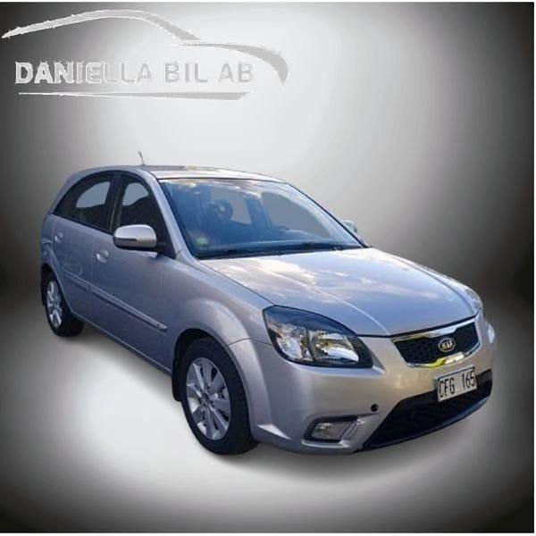 Silver Begagnad 2010 Kia Rio Halvkombi | 59 999 kr (Marknadspris) - Bild 1/4