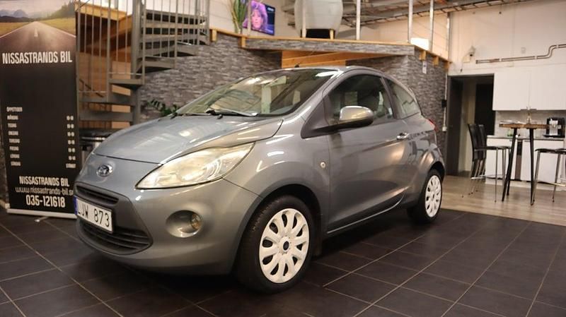 Grå Begagnad 2010 Ford Ka Titanium Halvkombi | 29 900 kr (Marknadspris) - Bild 1/4