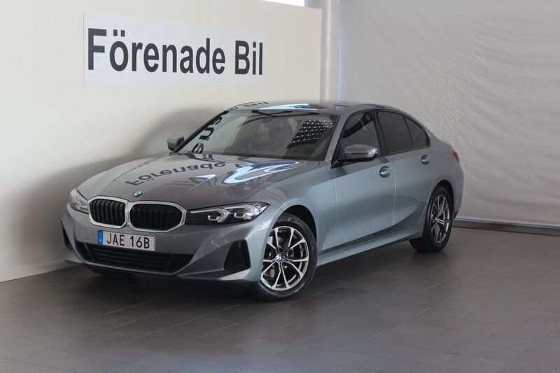 Grå Begagnad 2022 BMW 320 Shadowline Sedan | 419 000 kr (Marknadspris) - Bild 1/4
