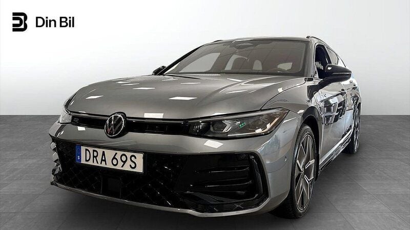 Mörkgrå Begagnad 2024 VW Passat R-line Kombi | 569 900 kr - Bild 1/4