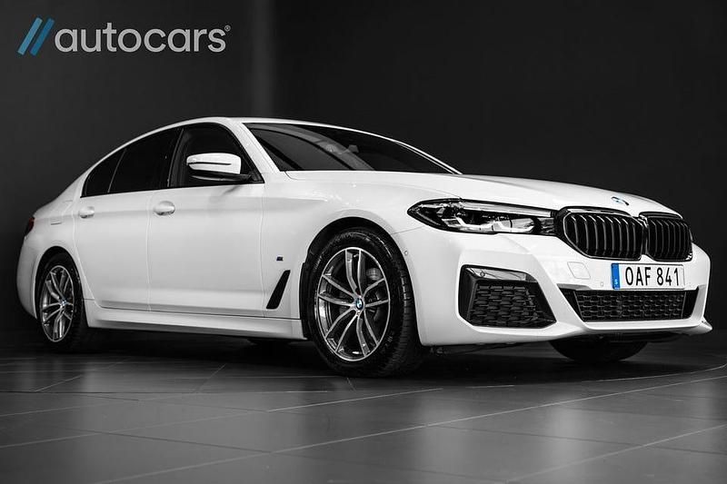 Vit Begagnad 2021 BMW 520 M Sport Sedan | 419 000 kr (Marknadspris) - Bild 1/4