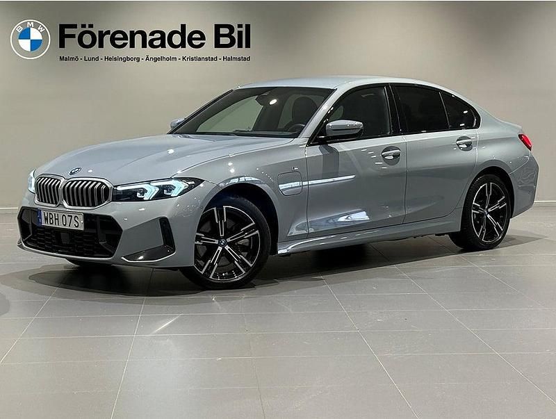 Grå Begagnad 2024 BMW 330e M Sport Sedan | 469 000 kr (Marknadspris) - Bild 1/4