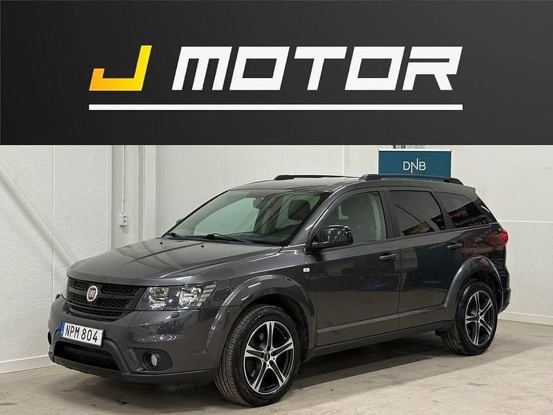 Grå Begagnad 2015 Fiat Freemont Black Code SUV | 114 900 kr (Marknadspris) - Bild 1/4