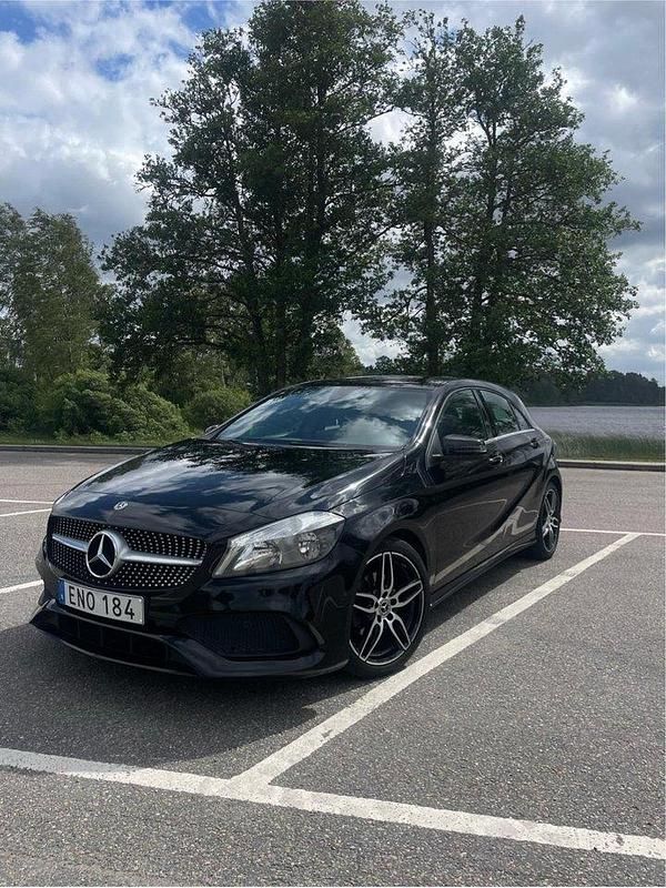 Svart Begagnad 2018 Mercedes A180 Style Halvkombi | 175 000 kr (Marknadspris) - Bild 1/4