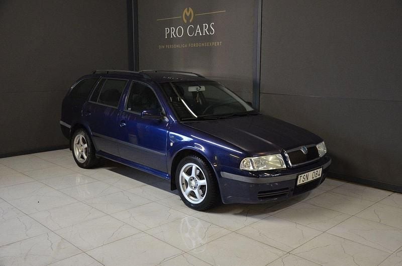 Mörkblå (blå) Begagnad 2003 Skoda Octavia Tour Kombi | 28 900 kr (Superpris) - Bild 1/4
