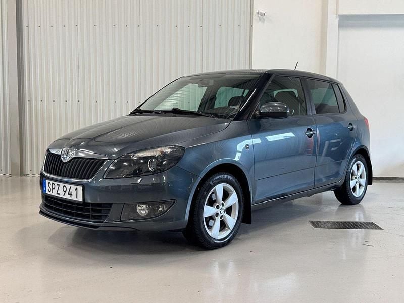 Silver Begagnad 2014 Skoda Fabia Ambition Halvkombi | 79 900 kr (Marknadspris) - Bild 1/4