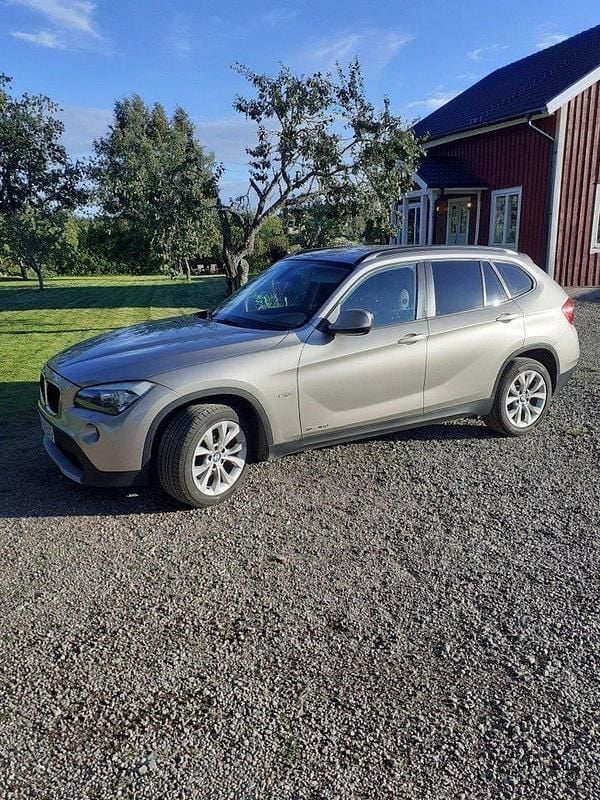 Silver Begagnad 2011 BMW X1 SUV | 80 000 kr (Bra pris) - Bild 1/4