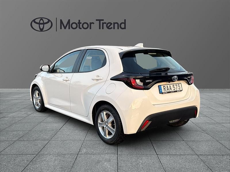Begagnad Toyota Yaris Hybrid Active 117 HK (86 kW) 2022 Vit Halvkombi