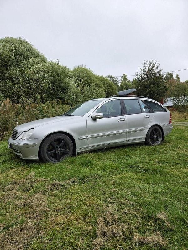 Grå Begagnad 2002 Mercedes C240 Avantgarde Kombi | 19 000 kr - Bild 1/1