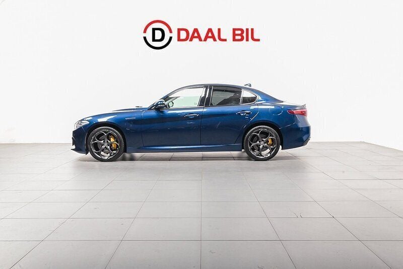 Blå Begagnad 2018 Alfa Romeo Giulia Veloce Sedan | 289 700 kr (Bra pris) - Bild 1/4