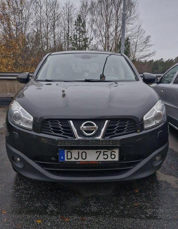 Svart Begagnad 2012 Nissan Qashqai SUV | 40 000 kr (Bra pris) - Bild 1/4