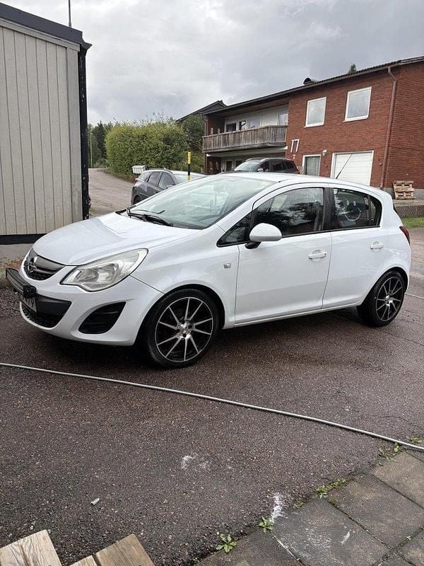 Vit Begagnad 2011 Opel Corsa Enjoy Halvkombi | 30 000 kr (Marknadspris) - Bild 1/4