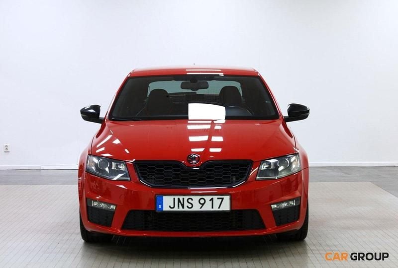 Röd Begagnad 2015 Skoda Octavia RS Halvkombi | 169 900 kr (Marknadspris) - Bild 1/4