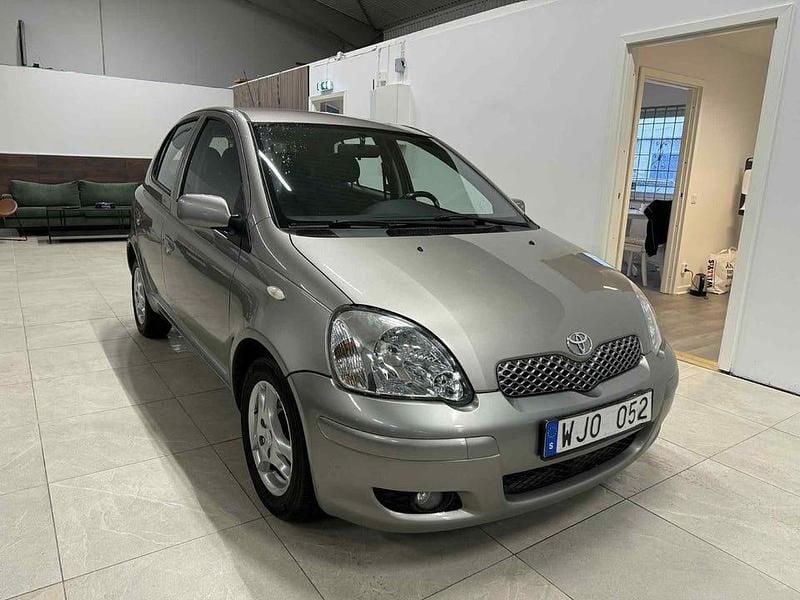 Silver Begagnad 2004 Toyota Yaris Halvkombi | 59 900 kr (Dyr) - Bild 1/4