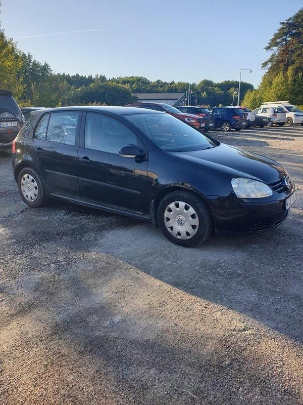 Svart Begagnad 2005 VW Golf IV Trendline Halvkombi | 12 000 kr (Superpris) - Bild 1/4