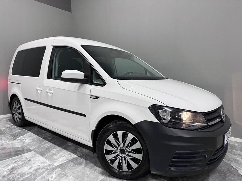 Vit Begagnad 2016 VW Caddy Minibuss | 109 900 kr (Dyr) - Bild 1/4
