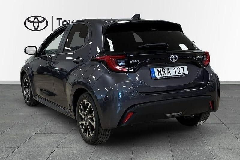 Begagnad Toyota Yaris Hybrid Active 117 HK (86 kW) 2023 Grå