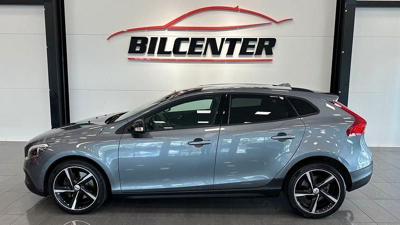 Grå Begagnad 2018 Volvo V40 CC Kombi | 184 900 kr (Marknadspris) - Bild 1/4