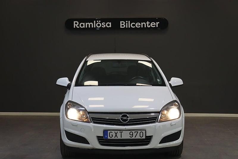 Begagnad Opel Astra 116 HK (85 kW) 2011 Vit Kombi